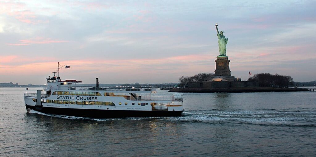 המעבורת הרשמית – Statue City Cruises